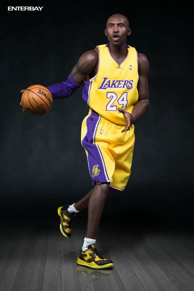 Figura de acción 1/6 Kobe Bryant ENTERBAY, uniforme amarillo y púrpura, sostiene balón, zapatillas negras y amarillas