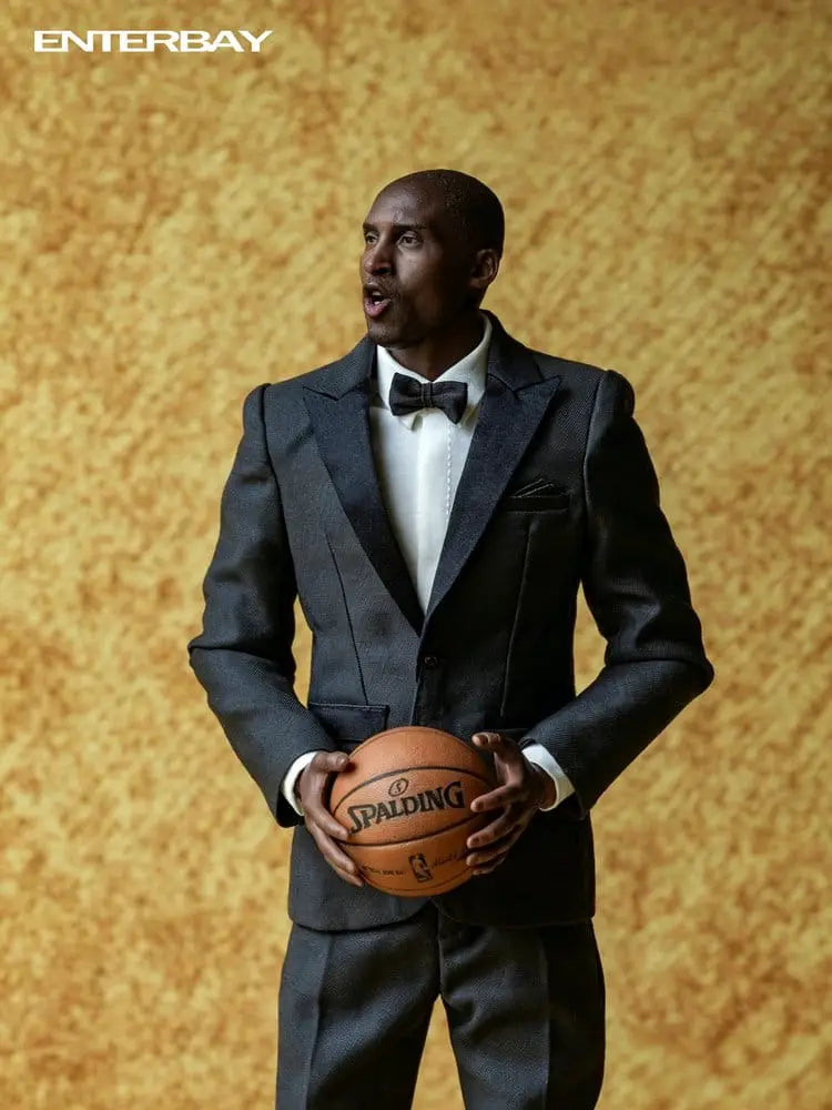 Figura de acción ENTERBAY 1/6 en traje negro, sosteniendo balón Spalding (33 cm)