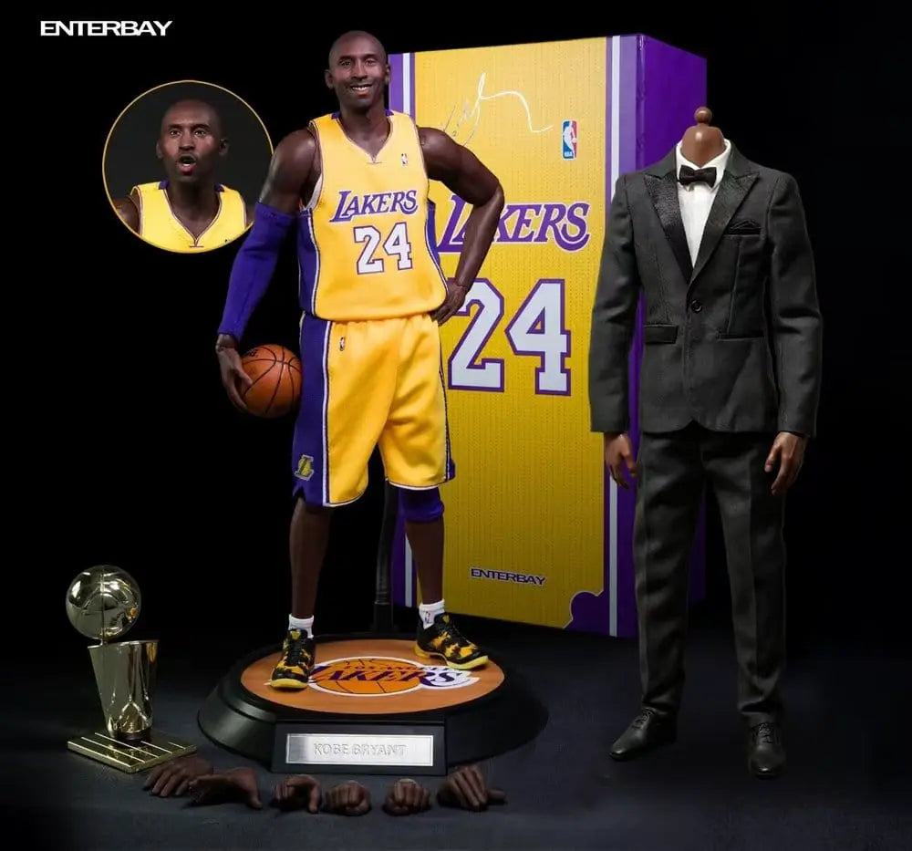 Figura de acción Kobe Bryant 1/6 ENTERBAY NBA Collection Real Masterpiece; uniforme Lakers amarillo, base y trofeo.