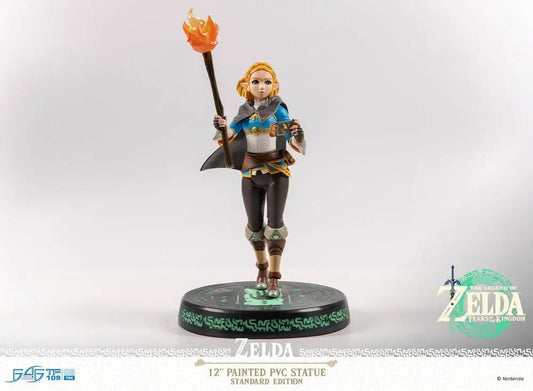 Figura PVC Zelda 31 cm, FIRST 4 FIGURES, Tears of the Kingdom, con báculo y llama, base decorada.