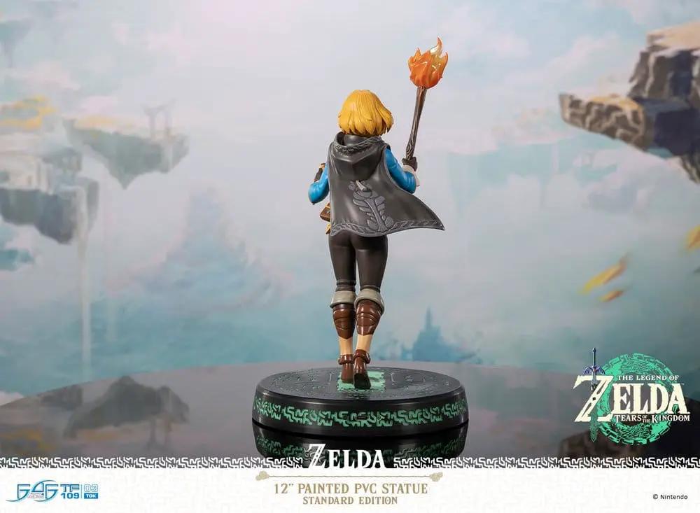 Figura de acción Zelda Tears of the Kingdom, PVC 31 cm, FIRST 4 FIGURES; Zelda de espaldas con capa gris y antorcha.