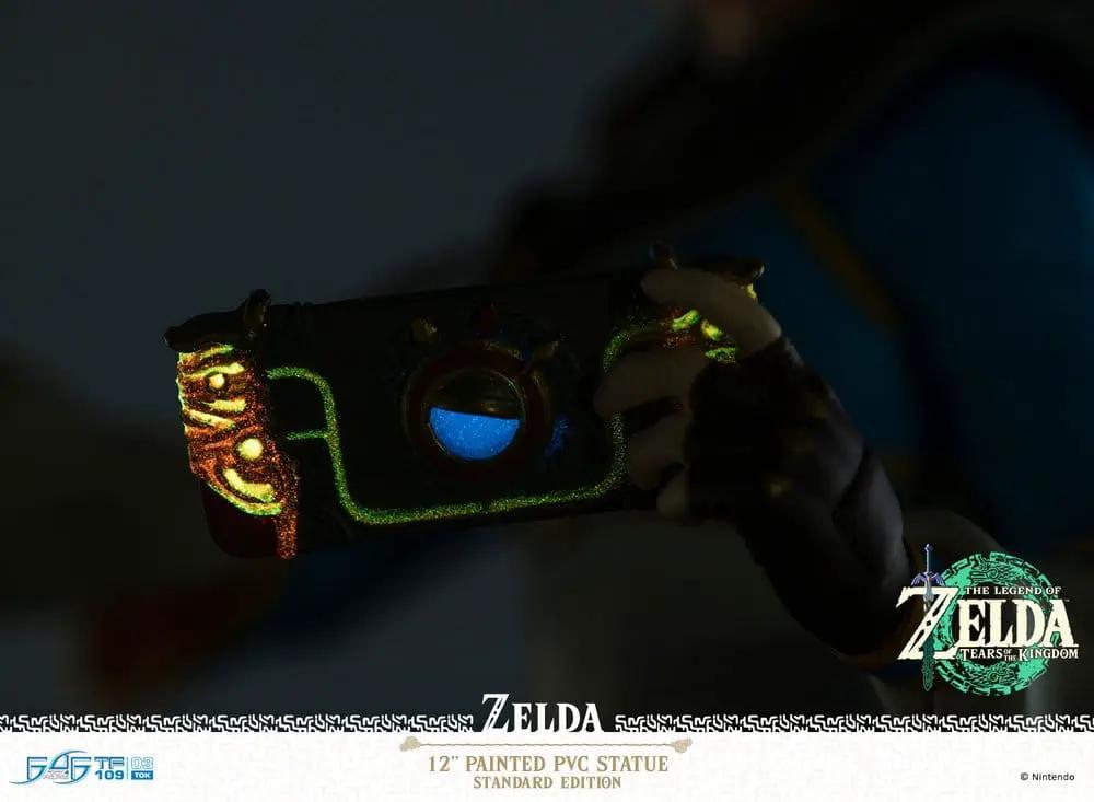Figura PVC Zelda 31 cm de Tears of the Kingdom, FIRST 4 FIGURES, dispositivo negro con detalles dorados y centro azul.