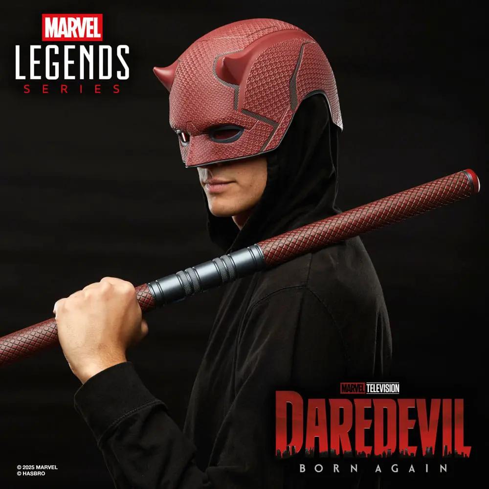 Máscara Daredevil Born Again para juego de rol con bastón de combate; rojo, texturizado y de marca Hasbro.