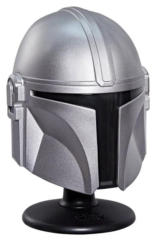 Casco miniatura de Star Wars: Mandalorian Black Series en soporte, acabado plateado