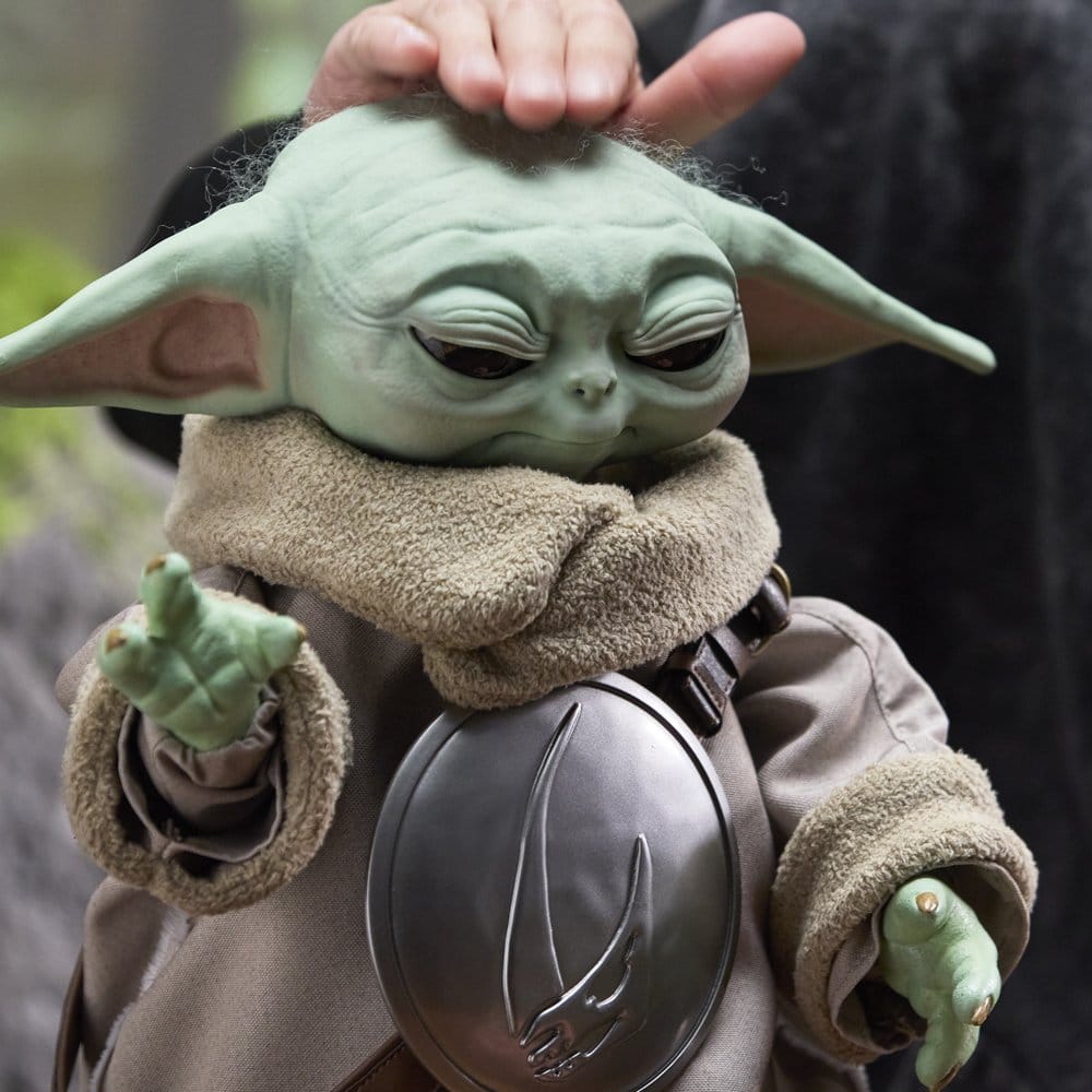 Figura animatrónica de Grogu Star Wars, 37 cm, Hasbro, con túnica beige.