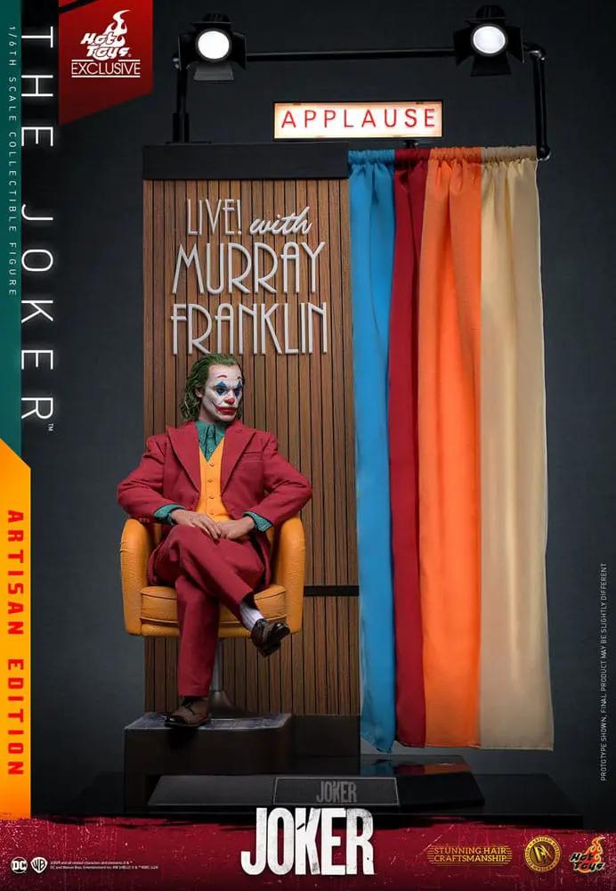 Joker Masterpiece Figure 1/6 Artisan Edition, 30 cm, HOT TOYS, seated Joker in red suit on a stage with colorful curtains.