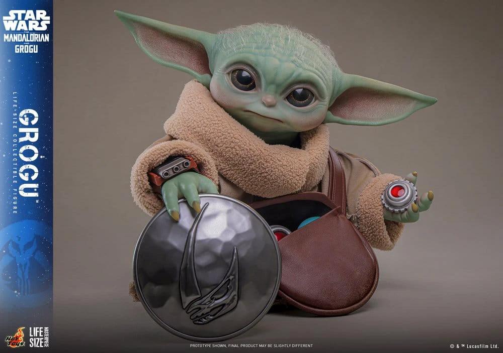 HOT TOYS Star Wars Mandalorian Grogu life-size figure, 38 cm, Grogu in beige shearling coat with round metallic shield.