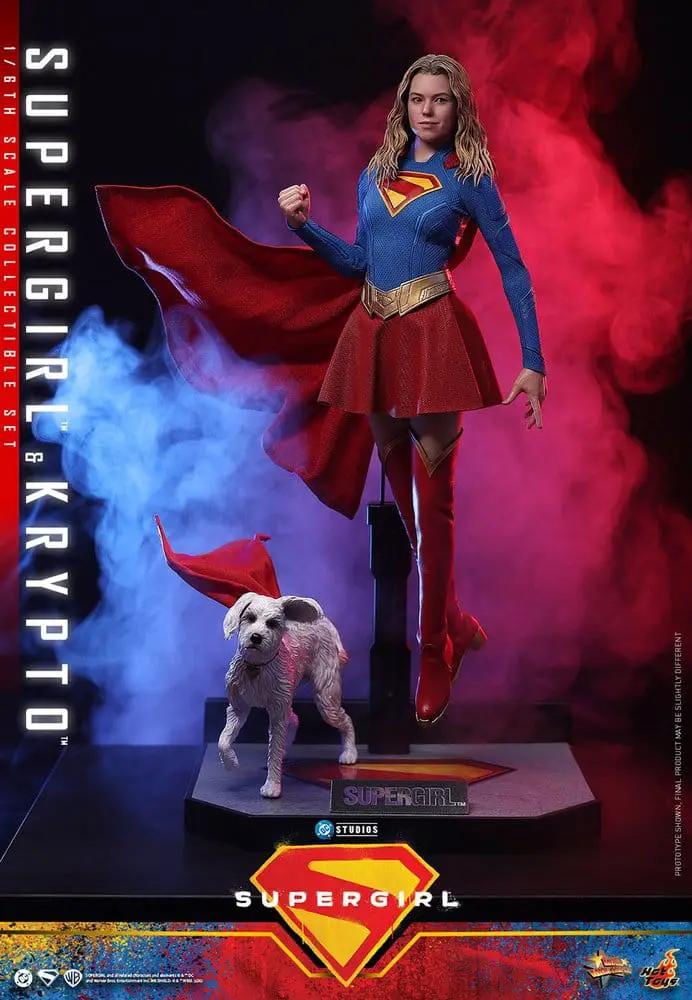 Set de 2 figuras de Supergirl y Krypto, DC, 28 cm; figura de acción con capa roja y base de exhibición.