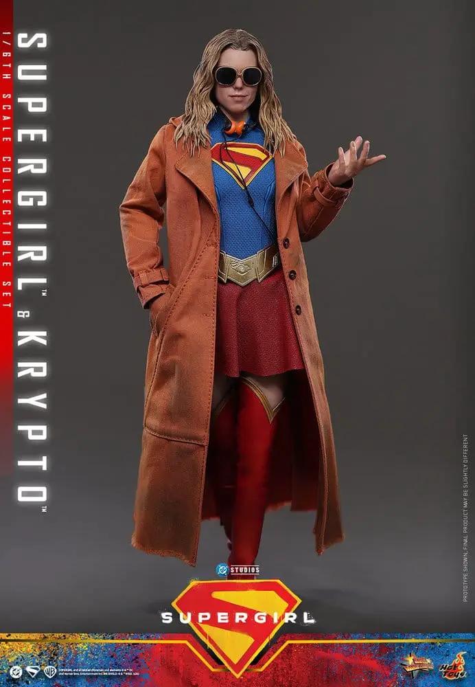 Figura de Supergirl, 28 cm, con abrigo naranja y traje azul; gafas de sol y cinturón dorado, sobre base con logo DC.