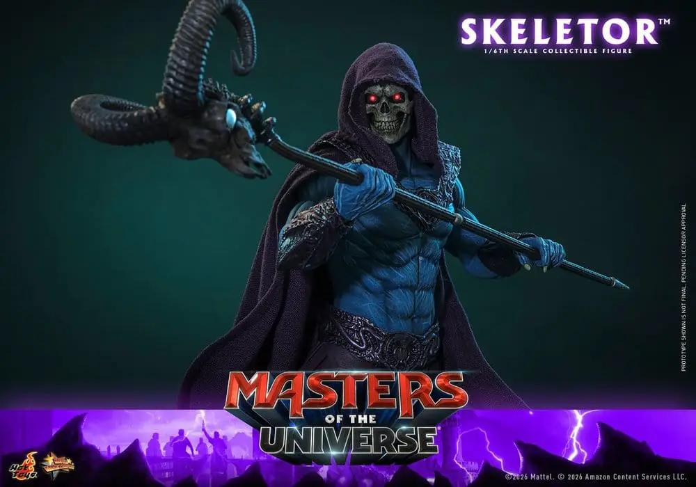 HOT TOYS Masters of the Universe Skeletor 1/6-scale action figure with hooded cape and staff, 31 cm