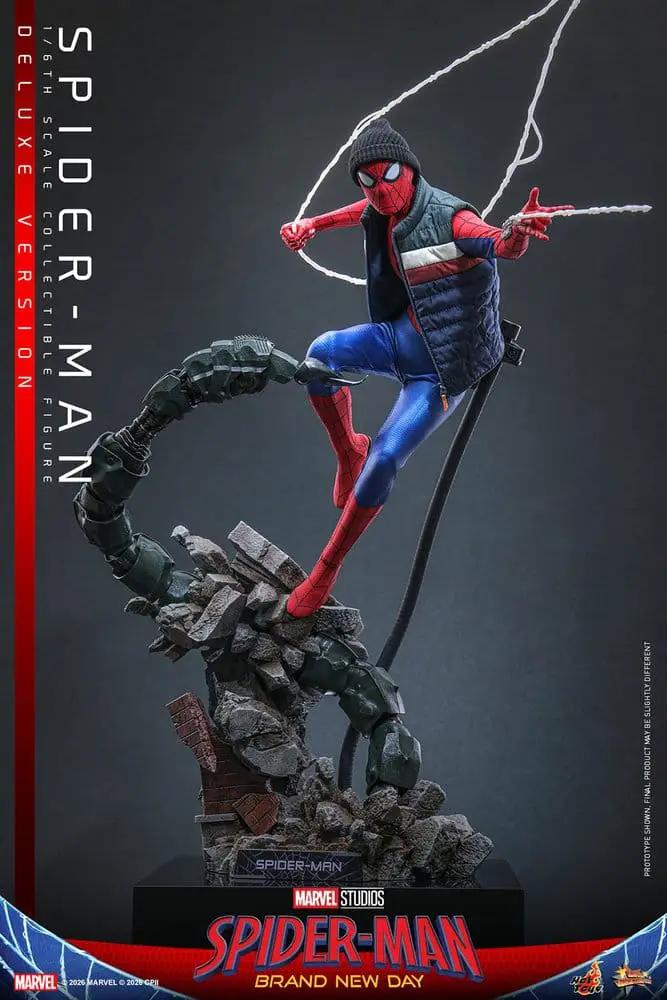 Figura de acción Spider-Man 1/6 Deluxe de Marvel, posando sobre escombros con traje rojo y azul y chaqueta acolchada.
