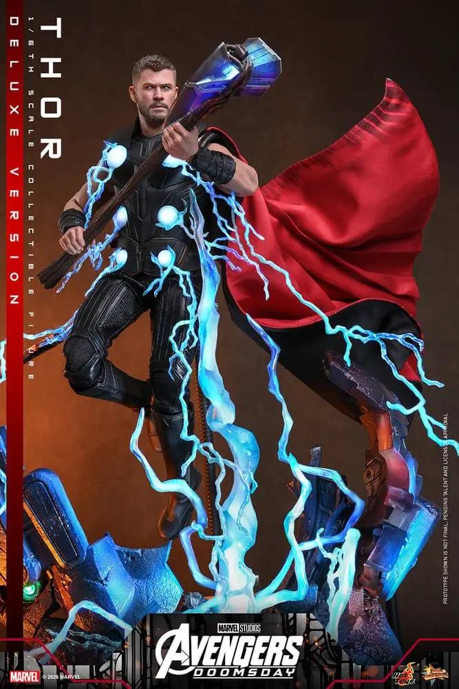 Figura de acción 1/6 Thor Deluxe de HOT TOYS, Avengers: Doomsday, 32 cm, con capa roja y energía azul.