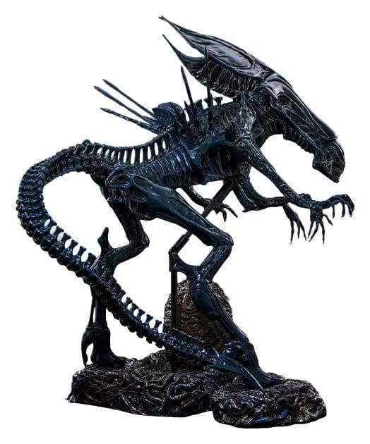 Figura Alien Queen 1/6 de HOT TOYS, figura de acción negra de 53 cm con base rocosa.
