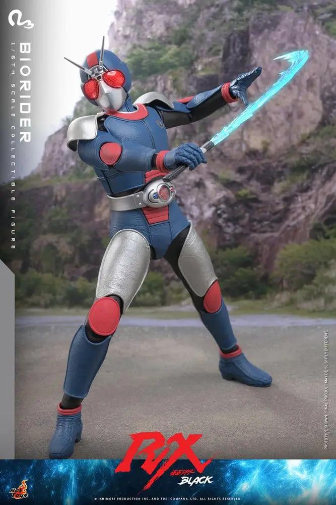 Figura HOT TOYS Kamen Rider Black RX BioRider 1/6, 31 cm, azul y plateada con espada de energía azul.