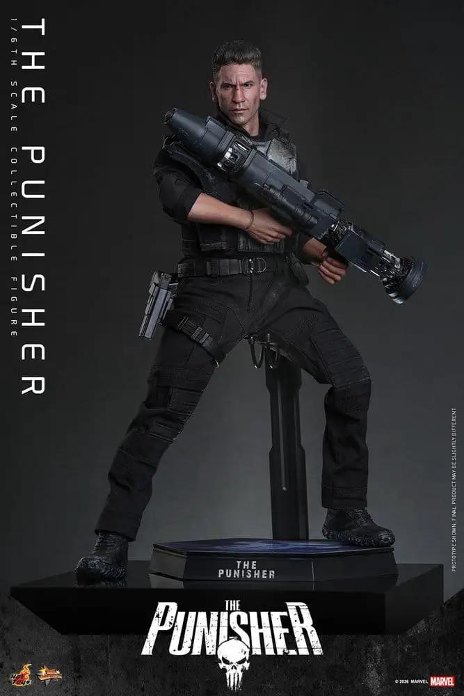 Figura de acción 1/6 The Punisher de HOT TOYS, personaje con traje táctico negro y arma grande, base de exhibición.
