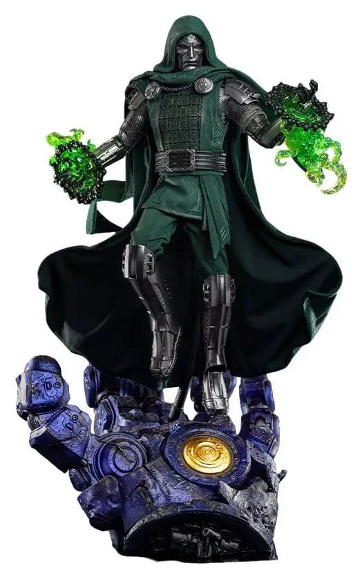 Figura HOT TOYS Doctor Doom 1/6 Ultimate Version, 31 cm, capa verde y energía verde, base mecánica azul.