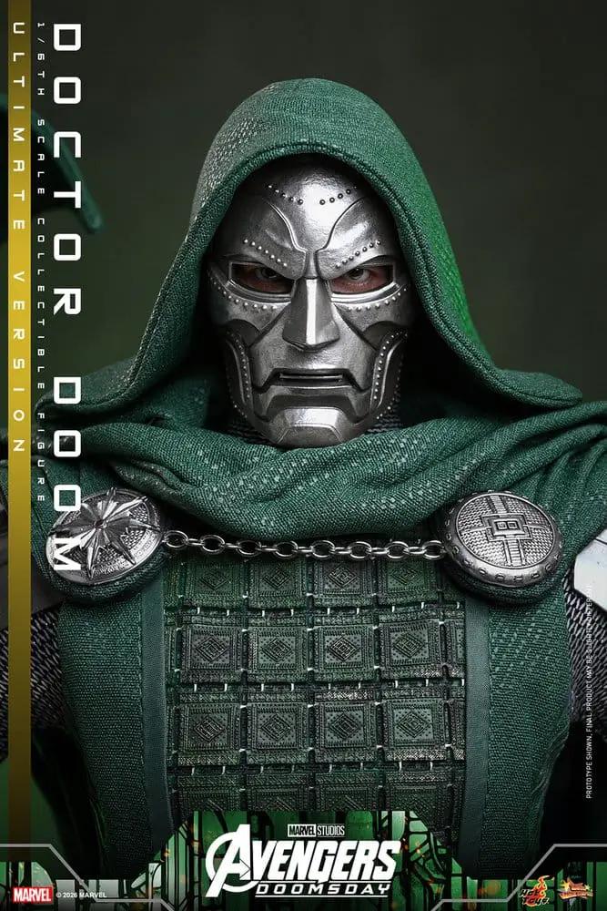 Figura de acción Doctor Doom 1/6 de HOT TOYS, Avengers Doomsday Ultimate Version; armadura metálica y capa verde.