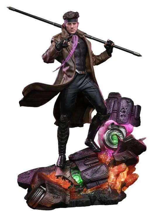 Figura HOT TOYS 1/6 Gambit Deluxe, Marvel X‑Men, con abrigo marrón, bastón y base con efectos morados/verdosos.