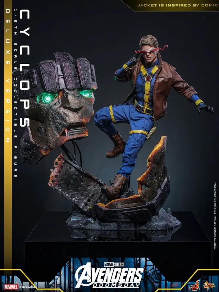Figura de acción 1/6 Cyclops deluxe de HOT TOYS, Avengers Doomsday, 30 cm, con traje azul y chaqueta marrón, en pedestal de escombros junto a cabeza robótica.