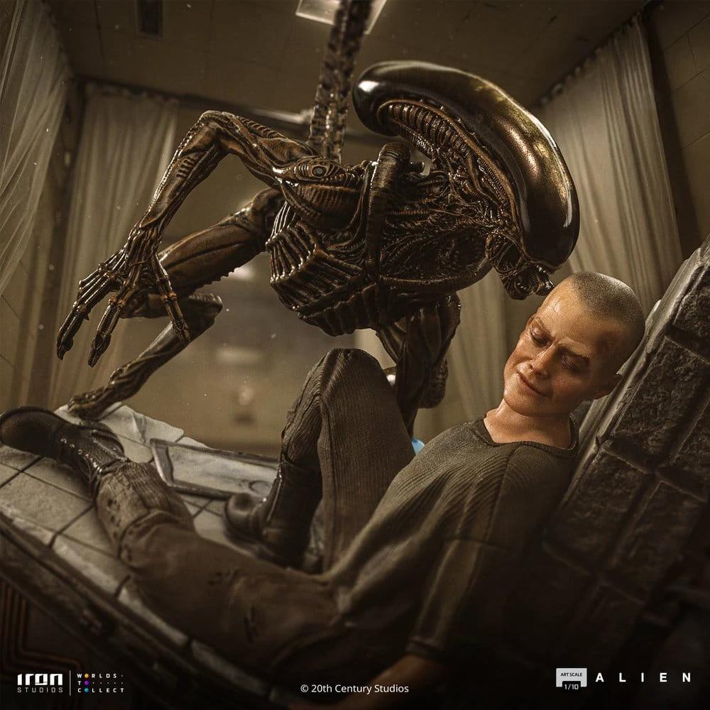 Statue: Alien 3 Ellen Ripley and Dog Alien two-figure 1/10 scale by Iron Studios, 23 cm.