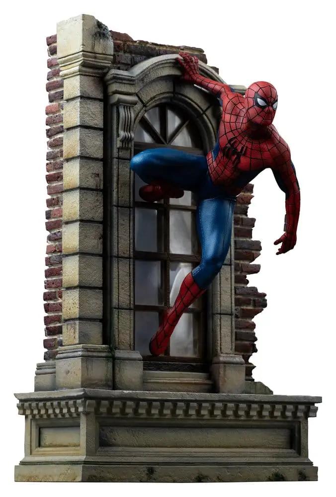 Spider-Man 1/10 Art Scale statue by Iron Studios, red and blue suit climbing through a ruined window