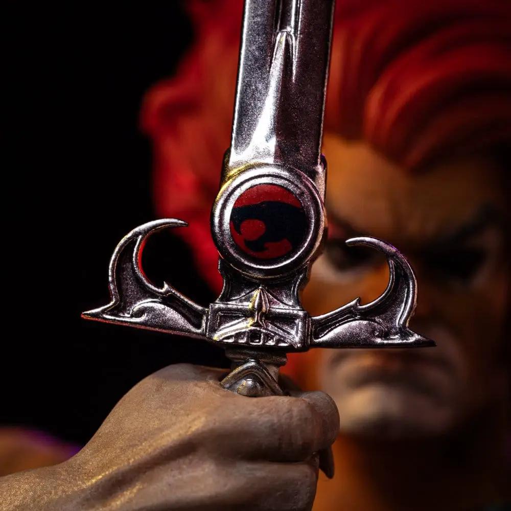 ThunderCats Lion-O statue close-up of sword hilt with red emblem, 1/10 scale, 35 cm