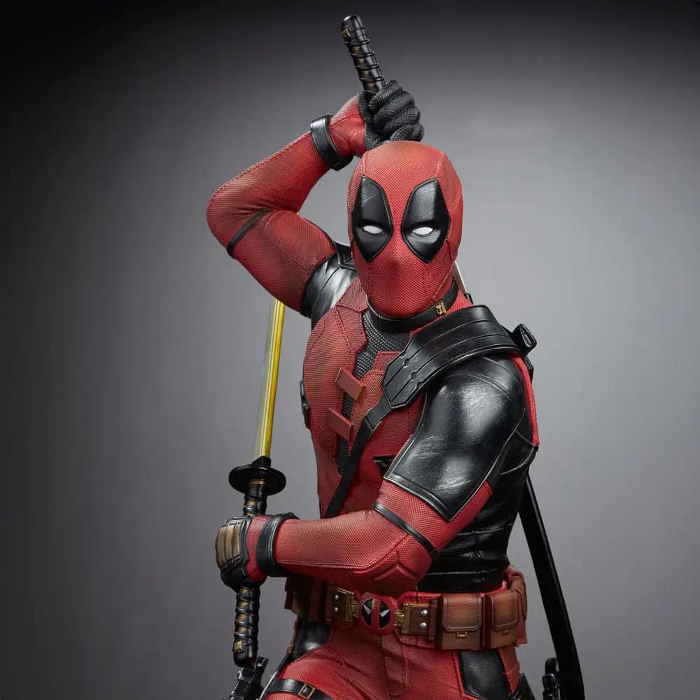 Estatua Deadpool 3 Legacy Replica 1/4 de IRON STUDIOS, traje rojo y negro con espadas.