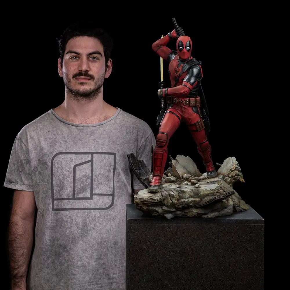 Deadpool 3 Estatua Legacy Replica 1/4, Iron Studios, 58 cm, red and black armored statue on rocky base.