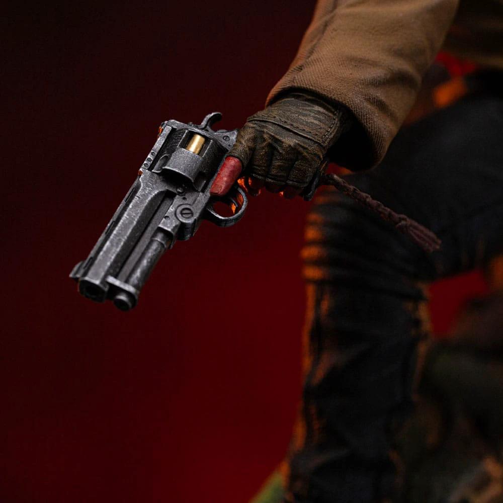 Hellboy 2 Estatua 1/10 BDS Art Scale 34 cm by Iron Studios; close-up of the figure gripping a detailed revolver.