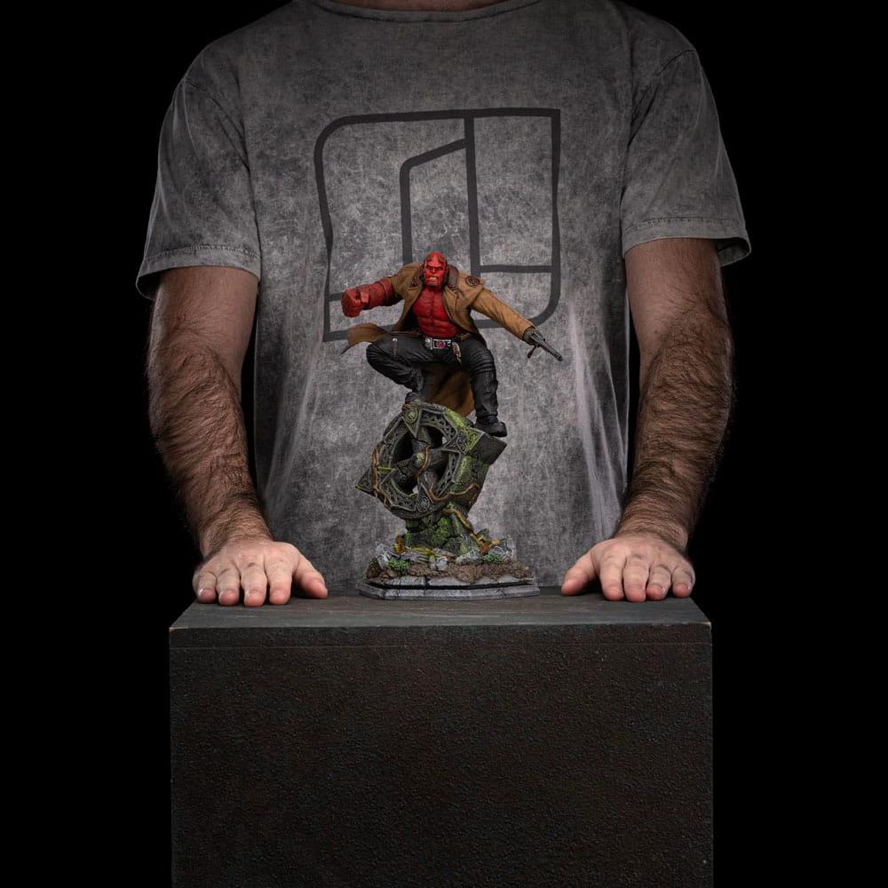 Hellboy 2 Estatua 1/10 BDS Art Scale 34 cm; red Hellboy in a brown coat on a green mechanical base atop a dark pedestal