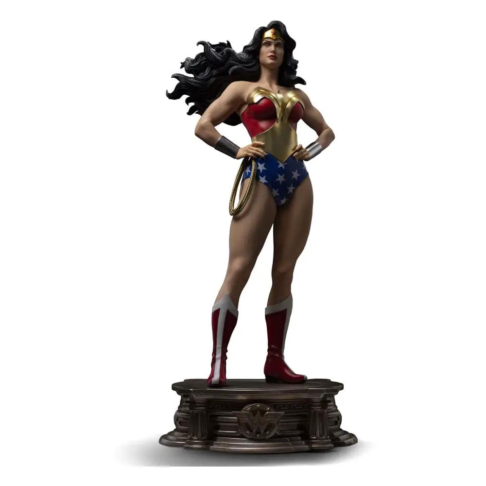 Wonder Woman 1/4-scale Trinity Estatua Legacy statue by Iron Studios; red bodice, gold armor, star-spangled shorts