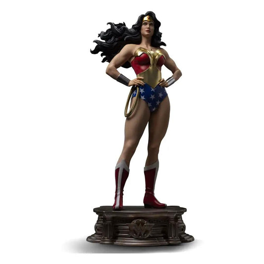 Wonder Woman 1/4-scale Trinity Estatua Legacy statue by Iron Studios; red bodice, gold armor, star-spangled shorts