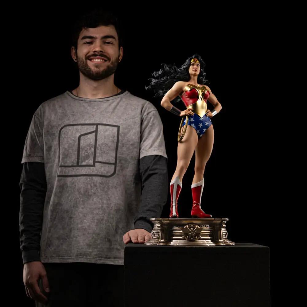 Wonder Woman 1/4 scale statue by Iron Studios, DC Comics Trinity Estatua Legacy, red, gold, and blue costume on pedestal