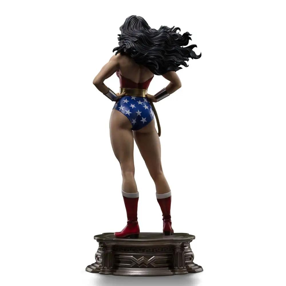 Wonder Woman 1/4 scale Legacy statue by Iron Studios on bronze pedestal, star-spangled shorts