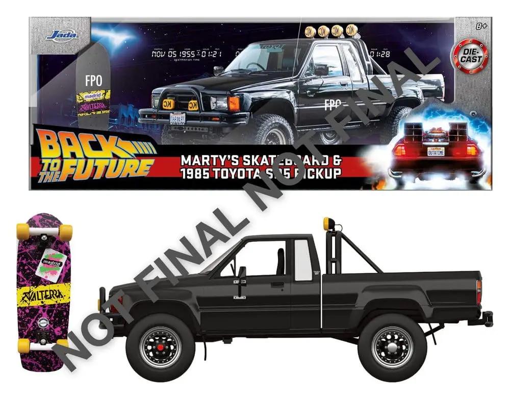 Coche de juguete diecast 1:24 Toyota pickup negro de Jada Toys con patineta morada y ruedas amarillas