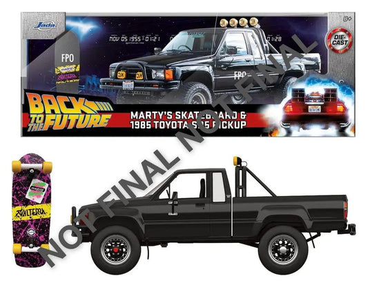 Coche de juguete diecast 1:24 Toyota pickup negro de Jada Toys con patineta morada y ruedas amarillas
