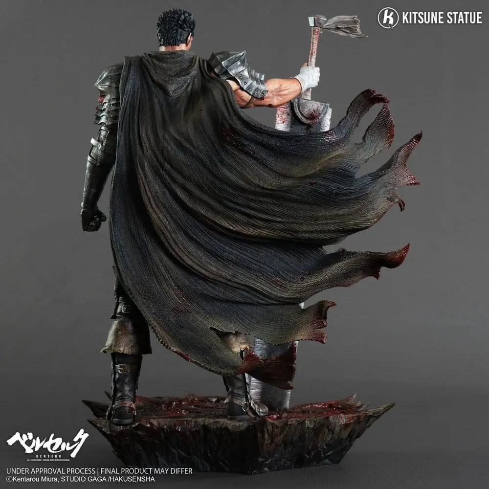 Berserk Guts 1/6 estatua de 38 cm, figura de acción con armadura negra y capa ondulada sobre base rocosa, Kitsune.