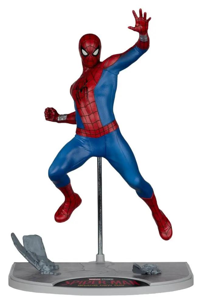 Estatua Spider-Man 1/6, MC FARLANE TOYS, 24 cm, pose dinámica en rojo y azul con base y soporte.