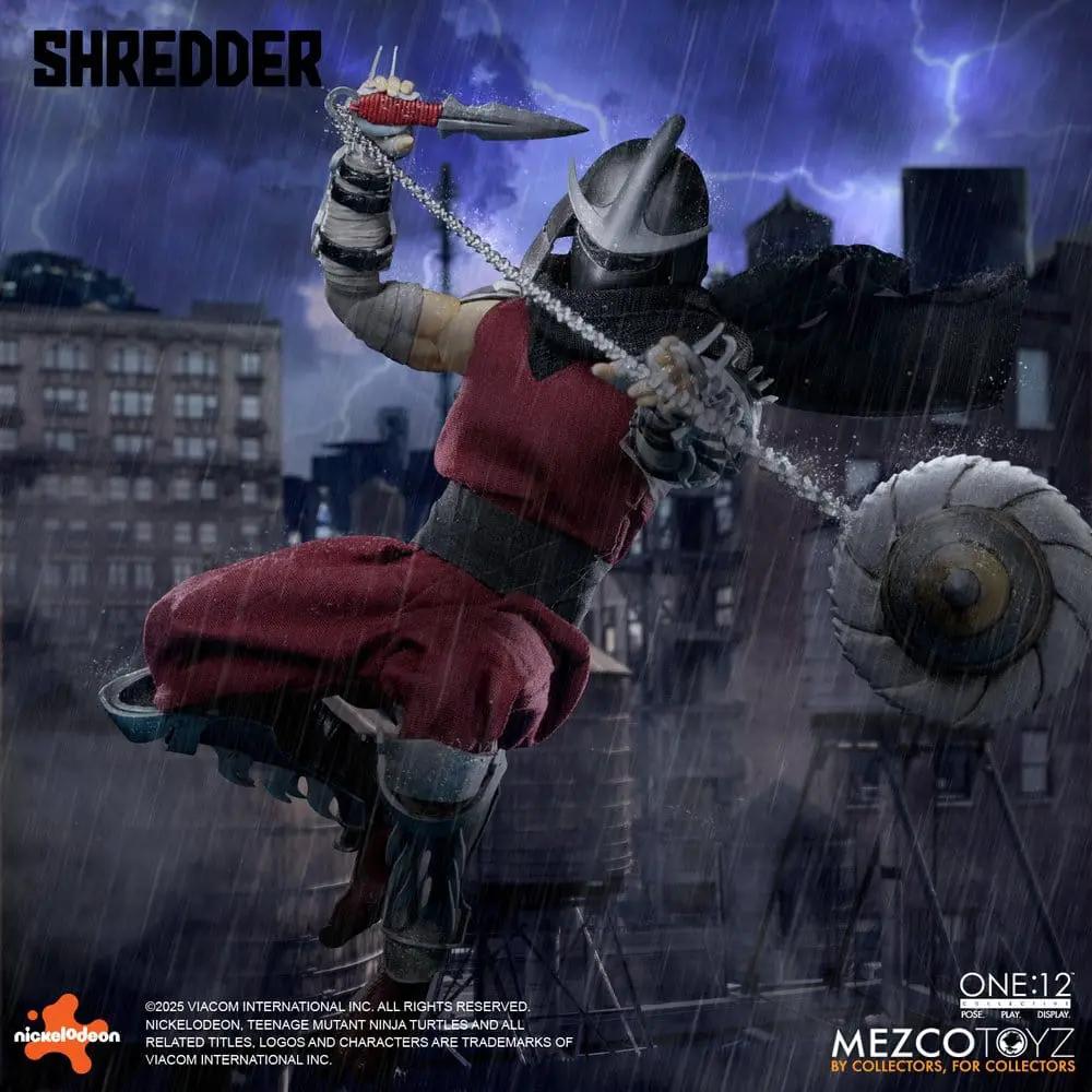 Figura de acción Shredder 17 cm de MEZCO TOYS, TMNT, casco plateado y traje rojo en lluvia urbana.