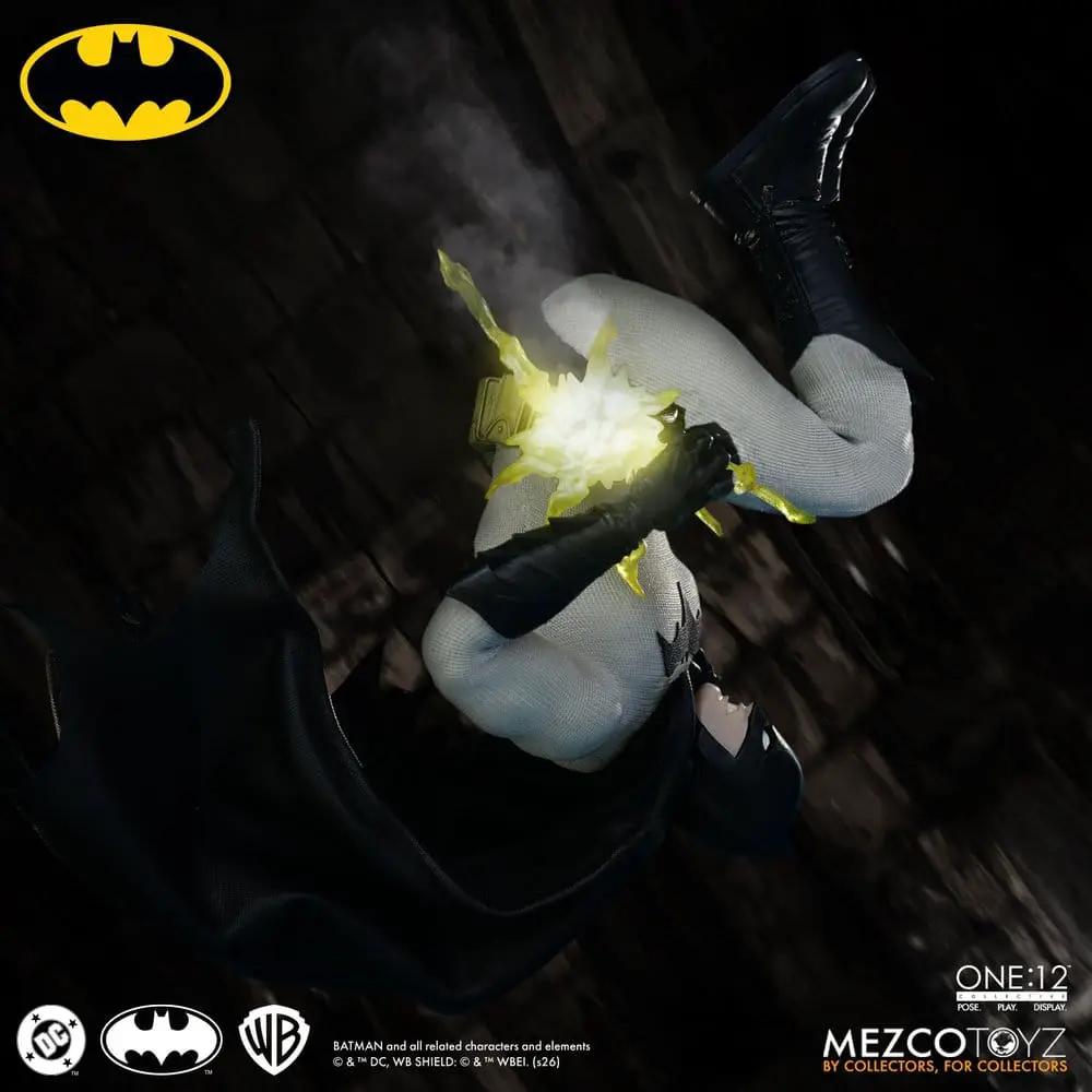 Figura de acción DC Batman Year One 1/12, 17 cm de Mezco Toys, con capa negra y efecto luminoso amarillo.