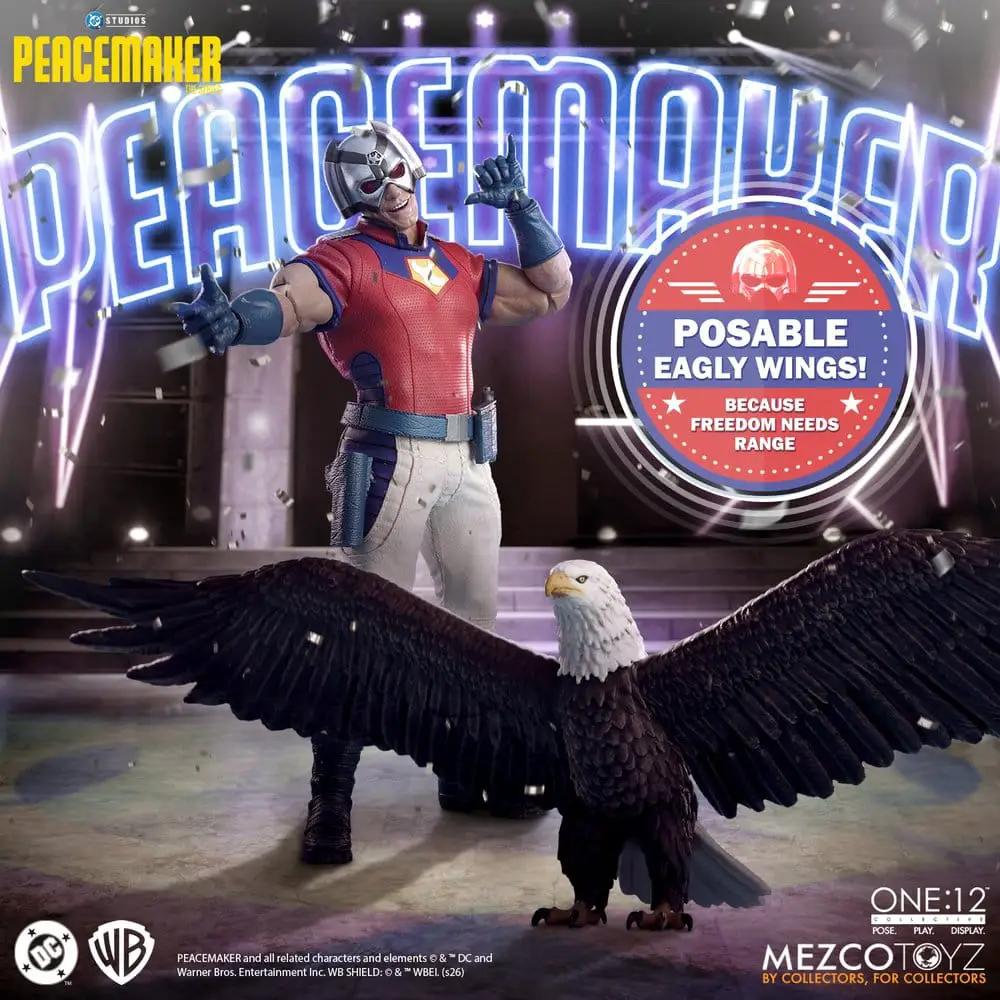 Figura de acción Peacemaker Mezco Toys One:12 Collective, 17 cm, con águila de fondo.