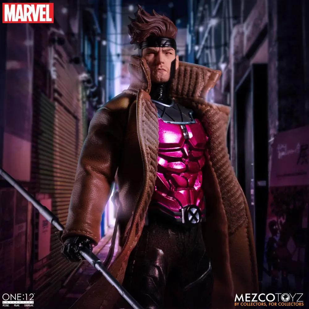 Figura de acción Gambit 1/12, 17 cm, de MEZCO TOYS con abrigo marrón, armadura rosa metálica y bastón.