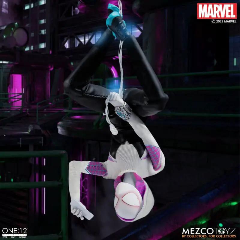 Figura de acción Marvel Ghost-Spider Earth-65 1/12, 16 cm, MEZCO TOYS, colgando cabeza abajo con traje negro/blanco
