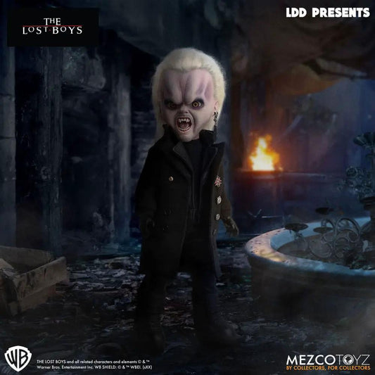 Muñeco de acción David de The Lost Boys, 25 cm, Mezco Toys, con abrigo negro.