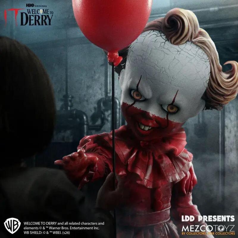 Muñeco Pennywise de IT, 25 cm, de MEZCO TOYS, con globo rojo.