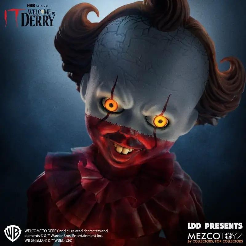 Muñeco Pennywise 25 cm de Mezco Toys; figura de IT, payaso de rostro pálido con ojos amarillos y vestuario rojo
