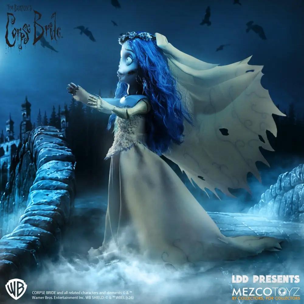 Muñeco Emily de Corpse Bride, 25 cm, Mezco Toys, muñeca con cabello azul y vestido de novia sobre puente brumoso.