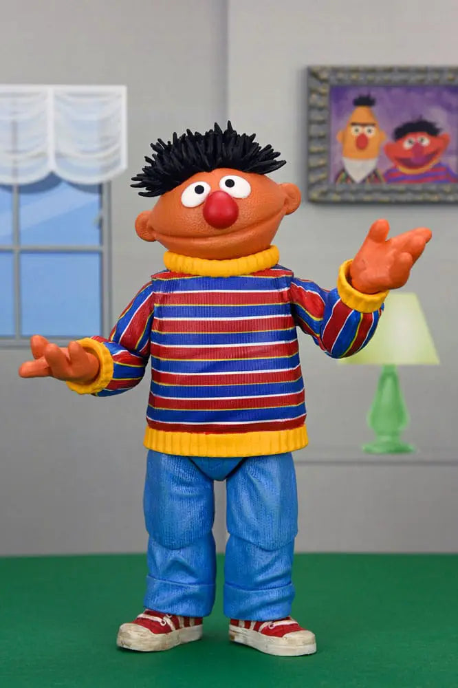 Figura de acción NECA Sesame Street Ultimate Ernie, 18 cm, con suéter a rayas y jeans azules.