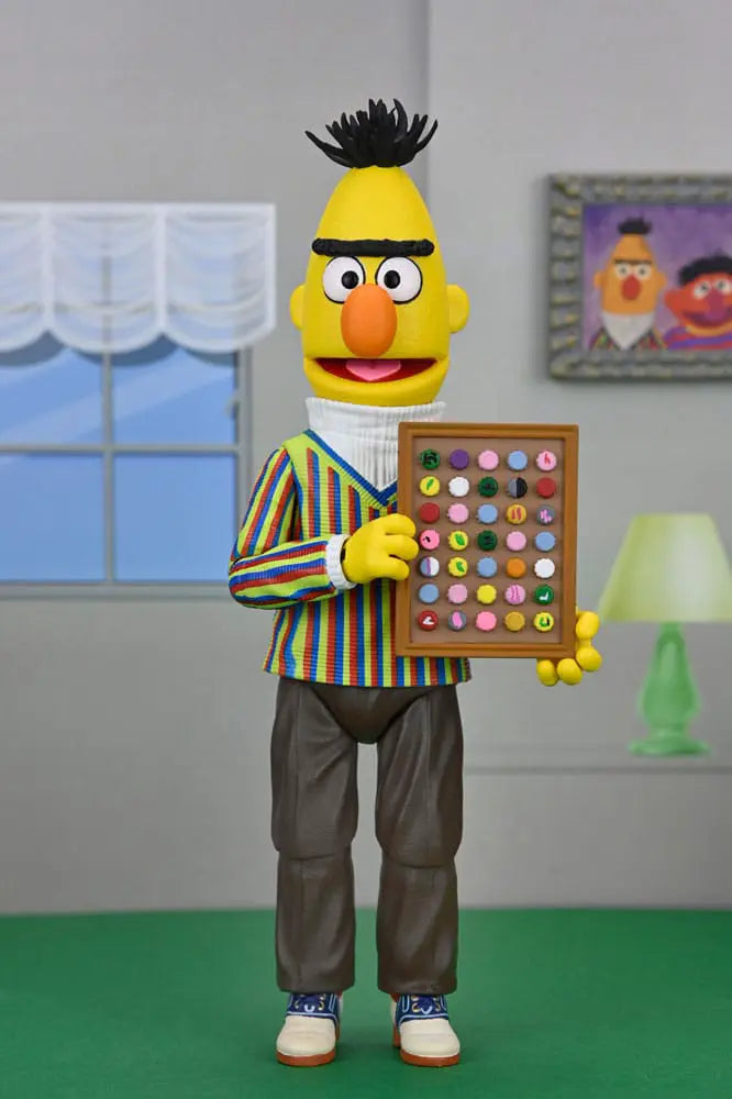 Figura Bert Ultimate Sesame Street, 18 cm; Bert amarillo con suéter a rayas sosteniendo tablero de botones