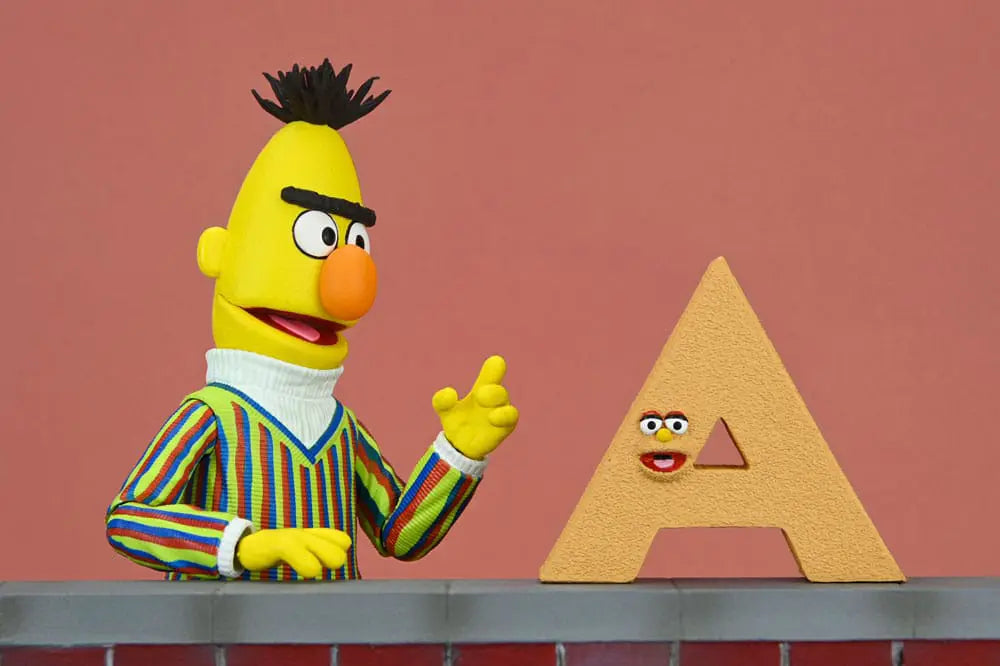 Figura Ultimate Bert de Sesame Street NECA, 18 cm, junto a la letra A grande (2 piezas)